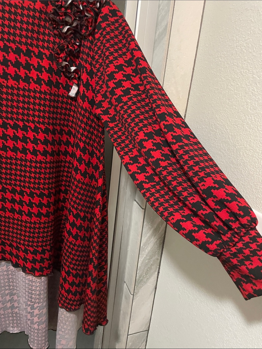 Red & Black Houndstooth Long-Sleeve Tunic with Shoulder Rosette - Picture 4 of 5